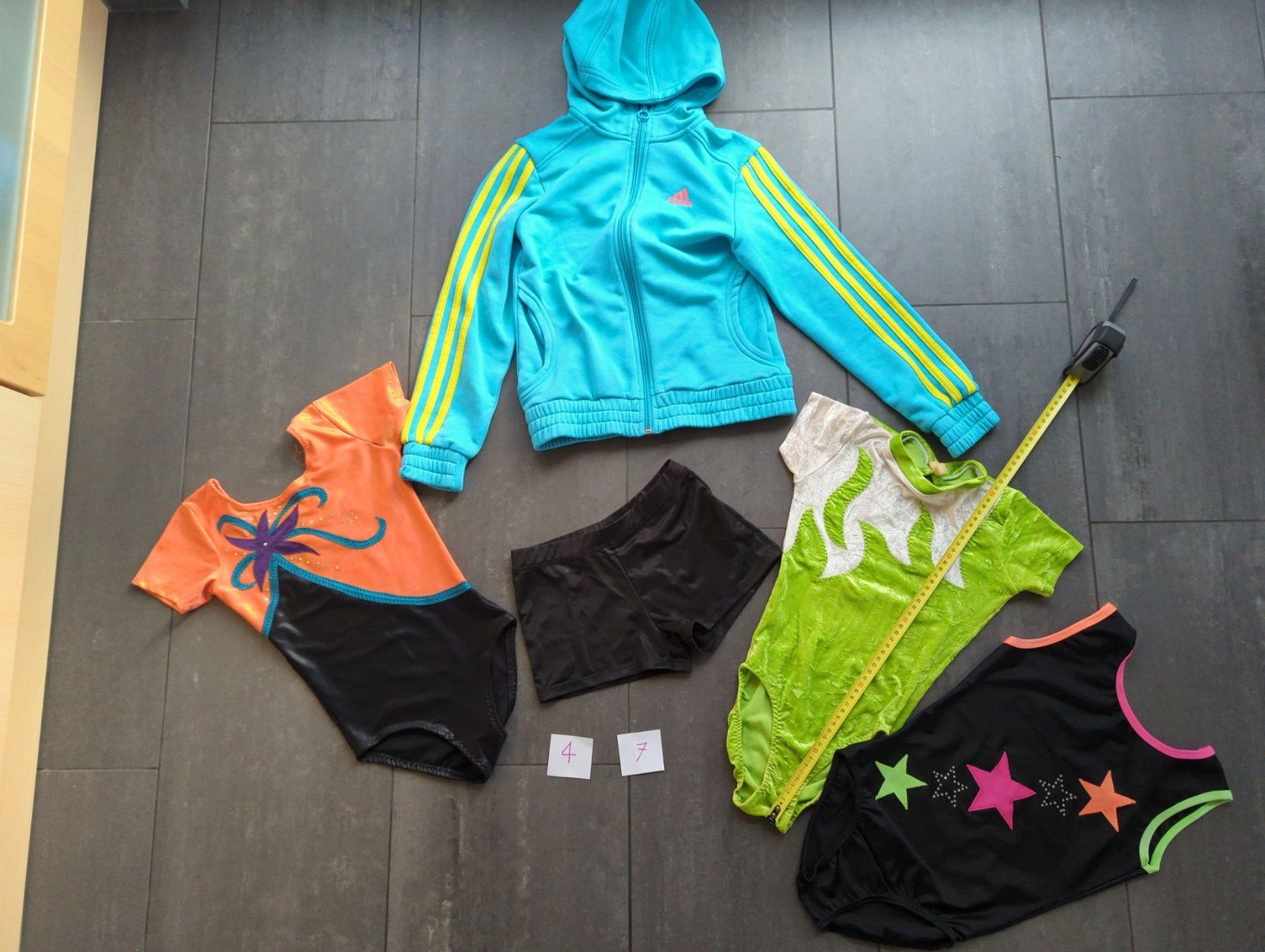 Adidas Lotti & Set di vestiti: Turn Kleider Set. Kunstturnen Grösse 52cm – Usato da Himmelried venduto da Paura