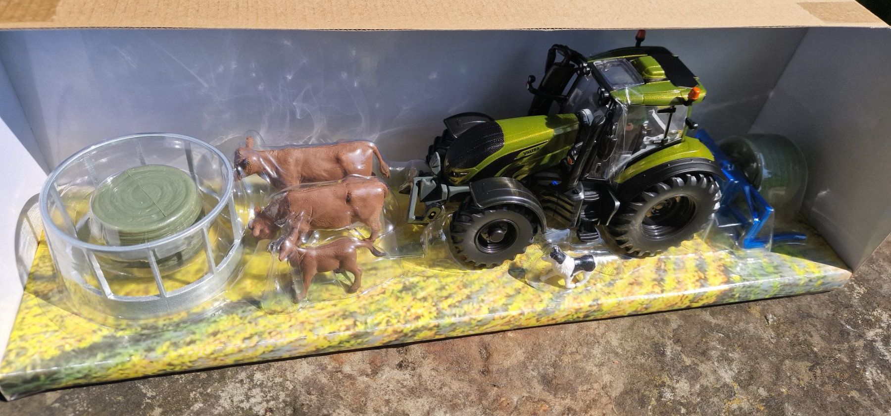 Britains Giocattoli: Valtra - Bauernhof, Spiel-Set – Nuovo e nell'imballaggio originale da Reinach AG venduto da Stalder-Technik