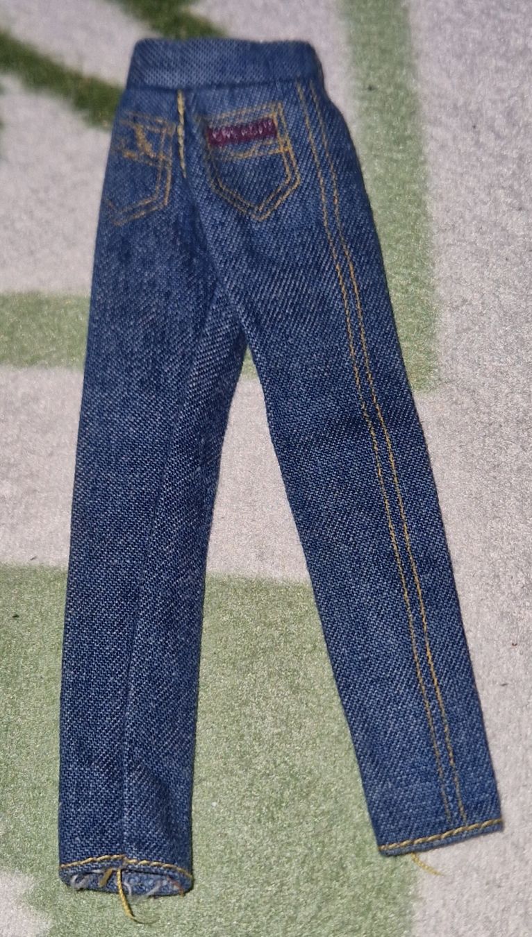 Poupées: pantalon pour Barbie  – D'occasion à Couvet par Pioune