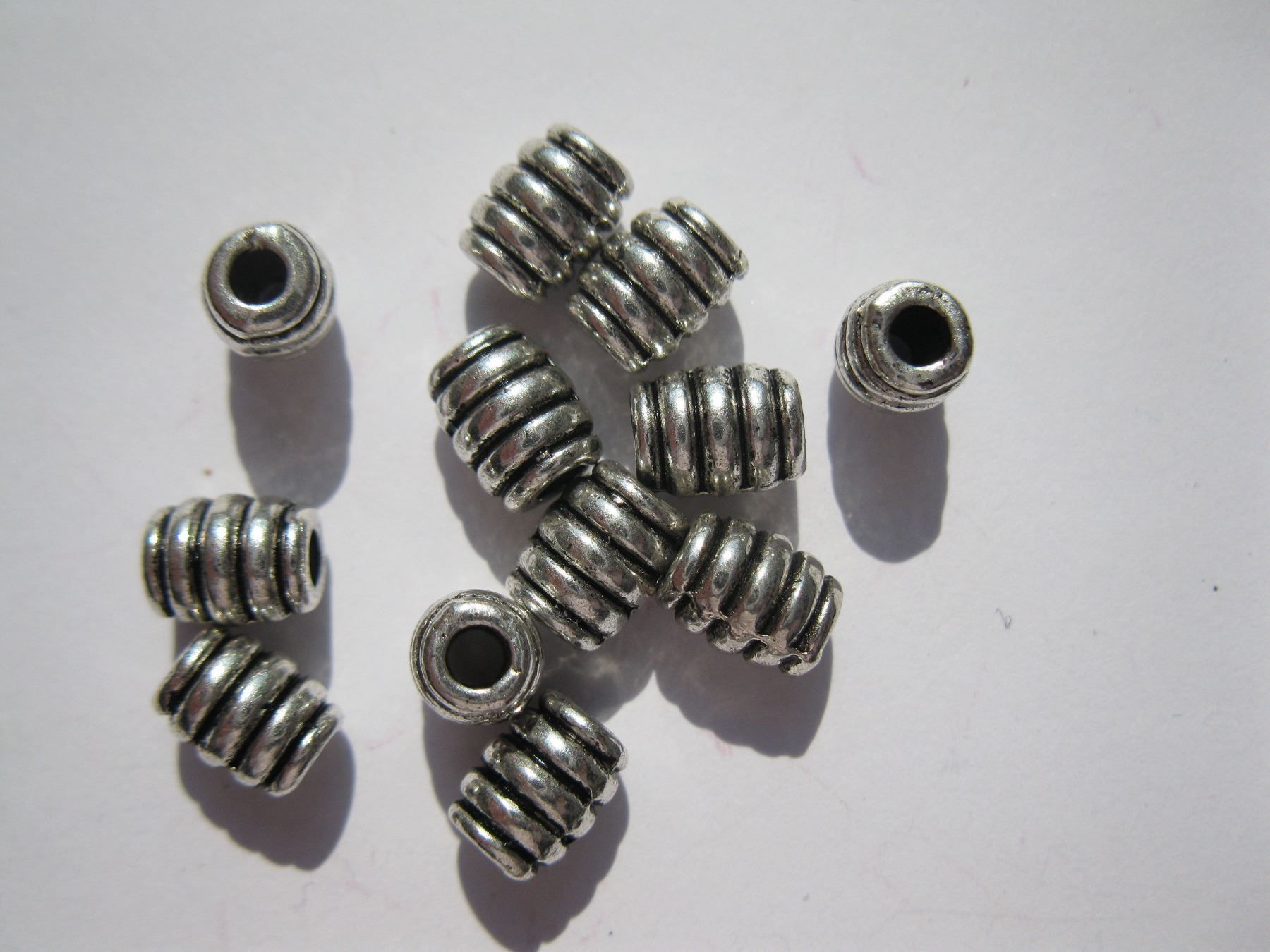 Perle (finte): 15 Metallperlen mit Rillen 5x7mm – Nuovo e nell'imballaggio originale da St. Margarethen TG venduto da LuanaKa