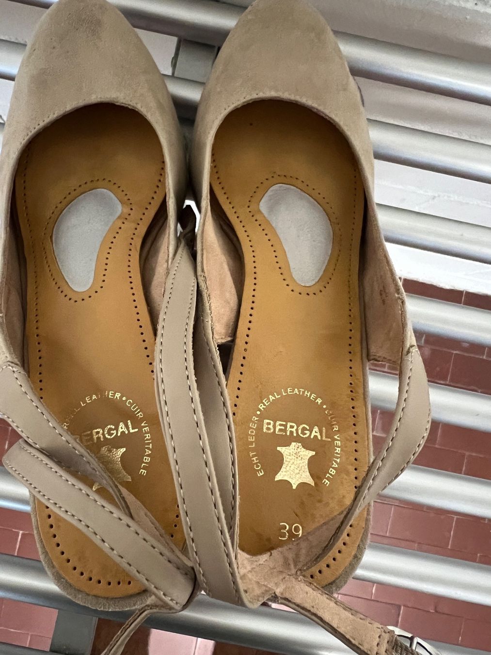 Chaussures femmes: Damenschuhe 40 – D'occasion à Horgen par linuxrp 4