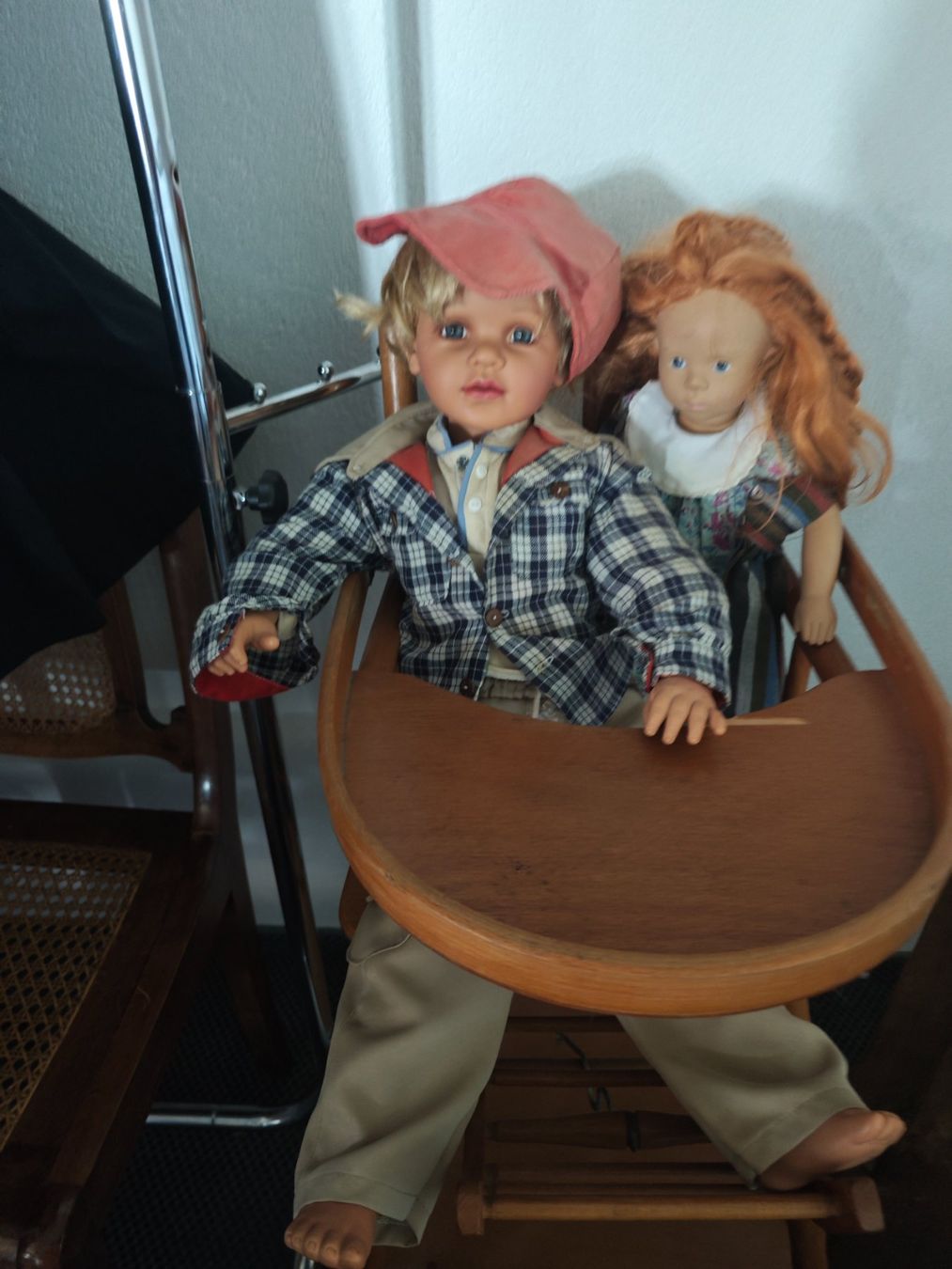 Bambole: Alte Puppen Mädchen und Junge mit Kinderstuhl – Usato da Gutenswil venduto da 050805