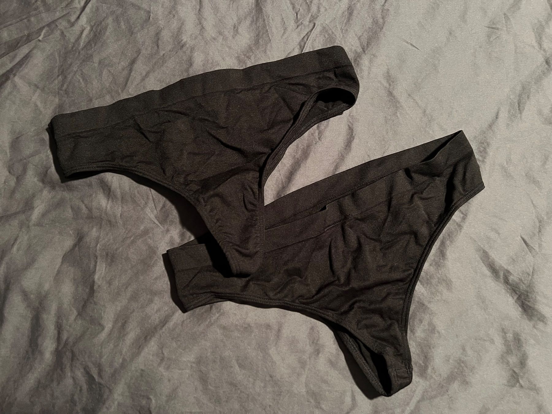 H&M Altra biancheria intima: NEU: 2 Schwarze Strings Grösse XS/S – Nuovo (secondo la descrizione) da Thalwil venduto da Alesiama