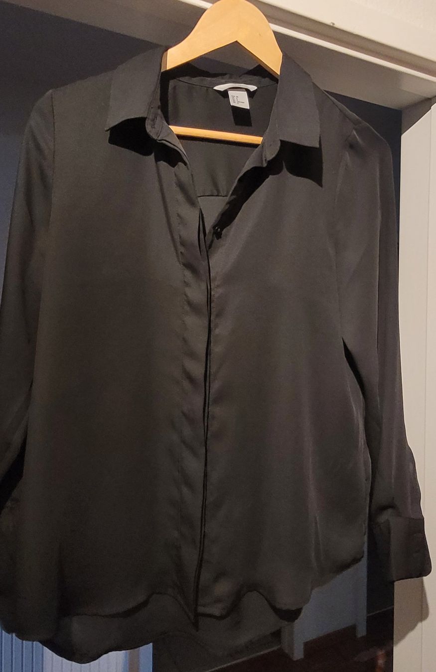 H&M Chemisiers: Chemisier noir taille 38 – Neuf (Voir description) à Neuchatel par Annikika