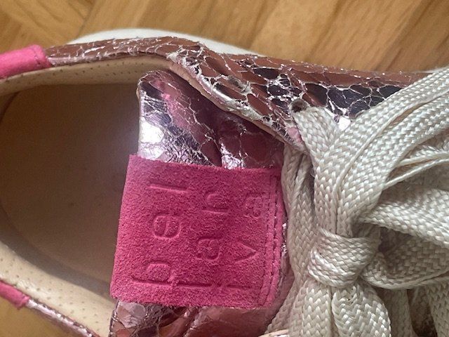 Scarpe da donna: Pinke glänzende Sneaker Grösse 37 – Usato da Luzern venduto da Happyday3 2