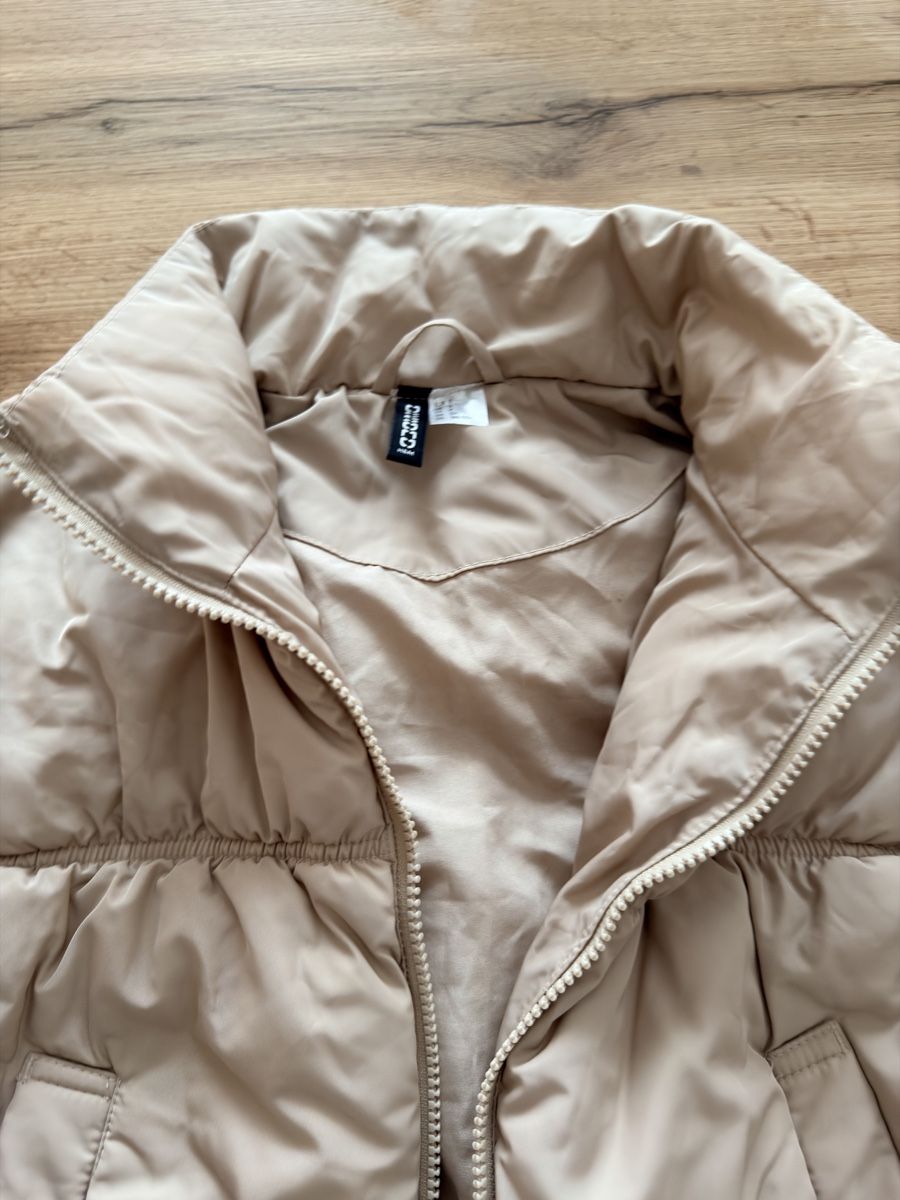 H&M Gilet & Giacche senza maniche: H&M Steppweste in Beige, S! – Usato da Urdorf venduto da fairfashion 1