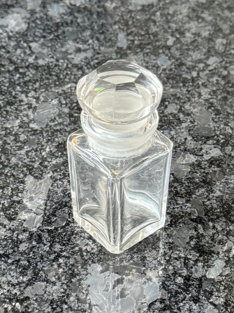 Einzigartige weisse Flasche mit geschliffenem Glas
