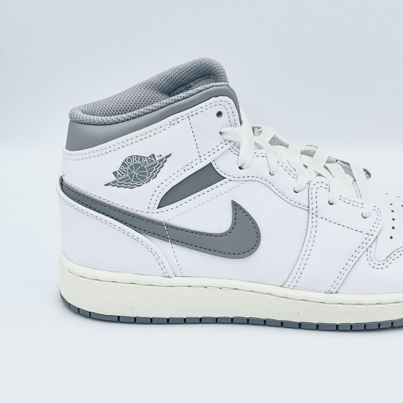 Jordan Scarpe da donna: Nike Air Jordan 1 Mid Neutral Grey EU 37.5 – Nuovo e nell'imballaggio originale da Erlinsbach venduto da sasneakers 3