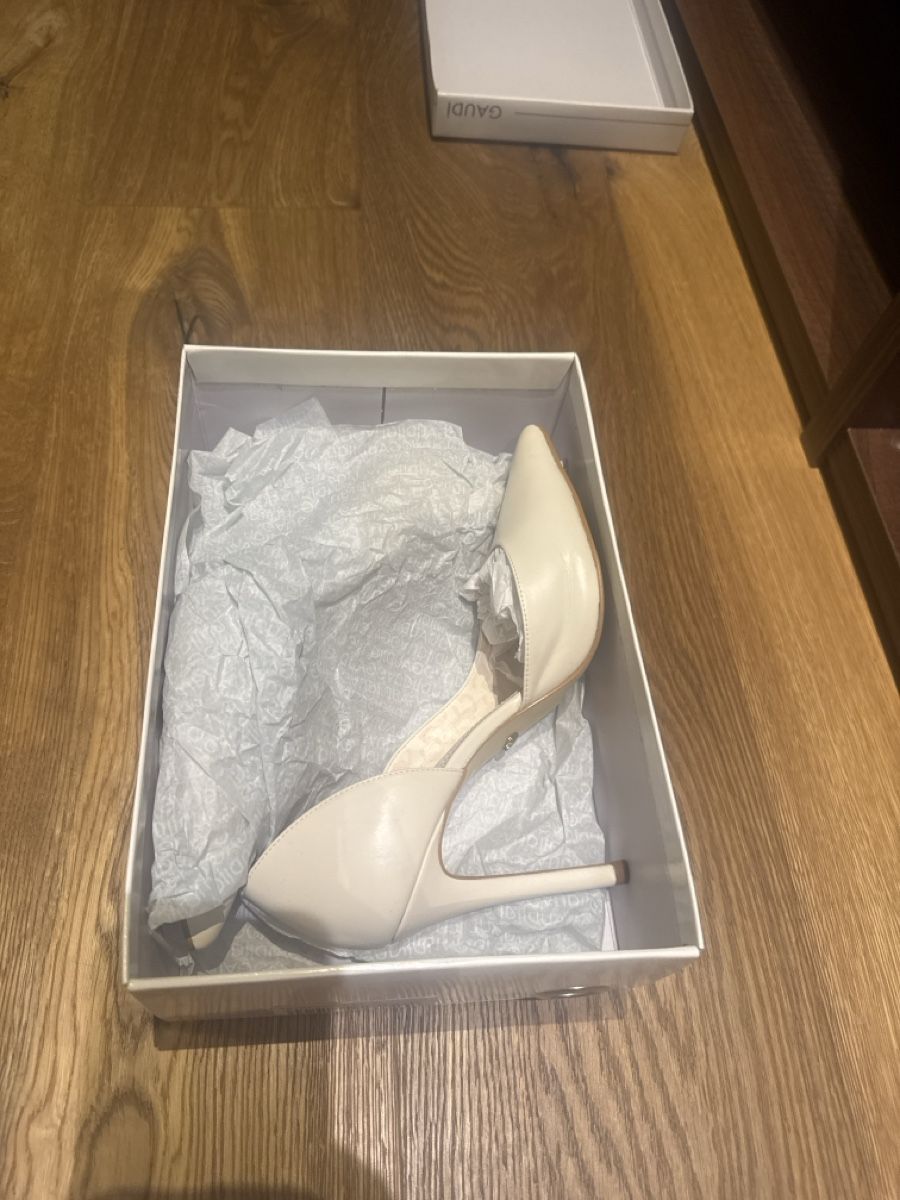 Damenschuhe: GAUDI Pumps weiss Grösse 39 neu mit Box – Neu und originalverpackt aus Rapperswil SG von LR07 4