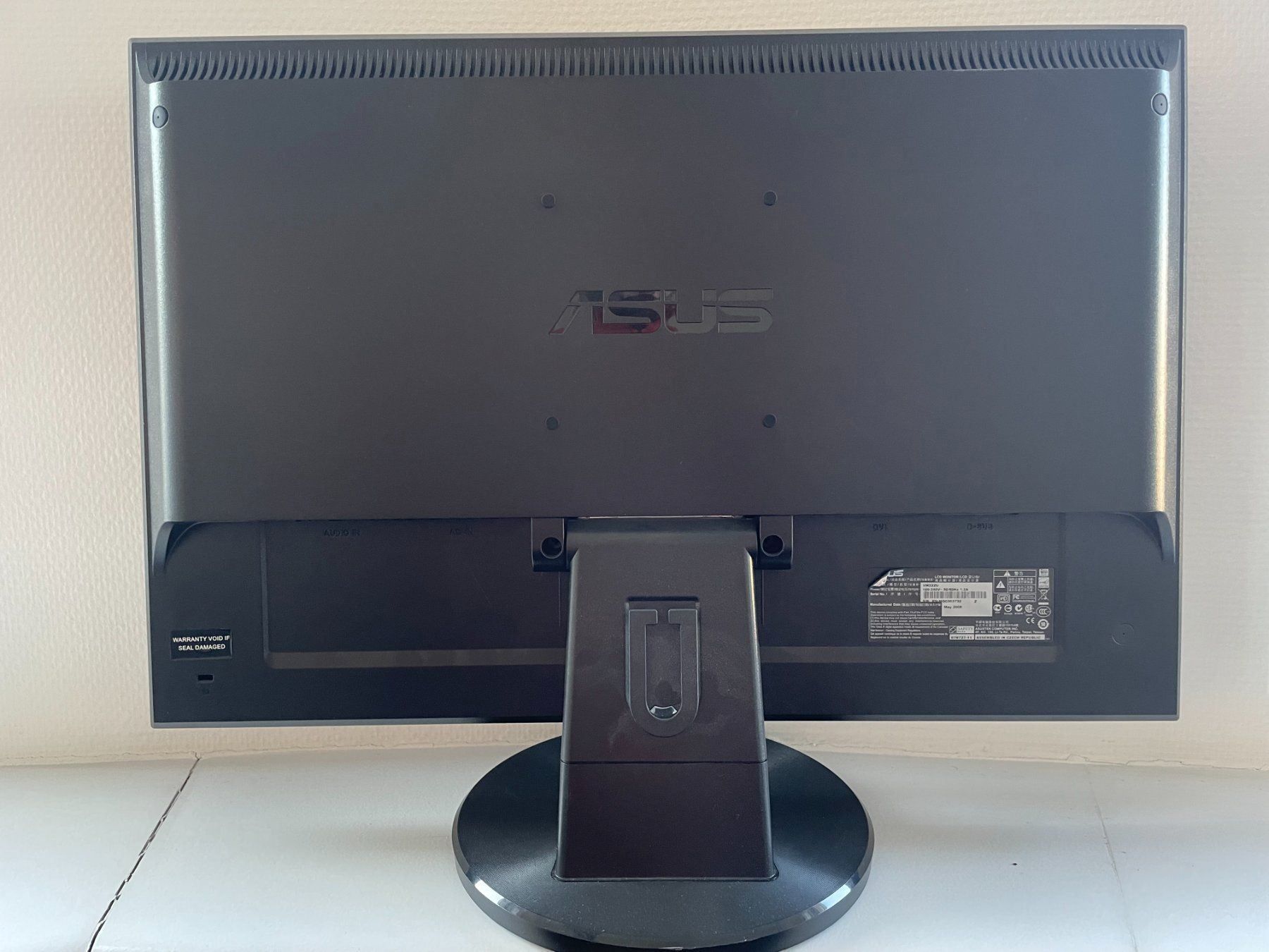 Asus Monitor: Asus Bildschirm VW222 U , VGA oder DV-I Anschluss – Usato da Zug venduto da Cry71 1