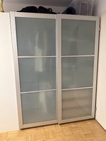 Kleiderschrank mit 2 Schiebetüren und Milchglasfront 