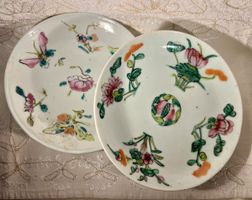 2 jolies assiettes Tonghzi porcelaine Chine 1900