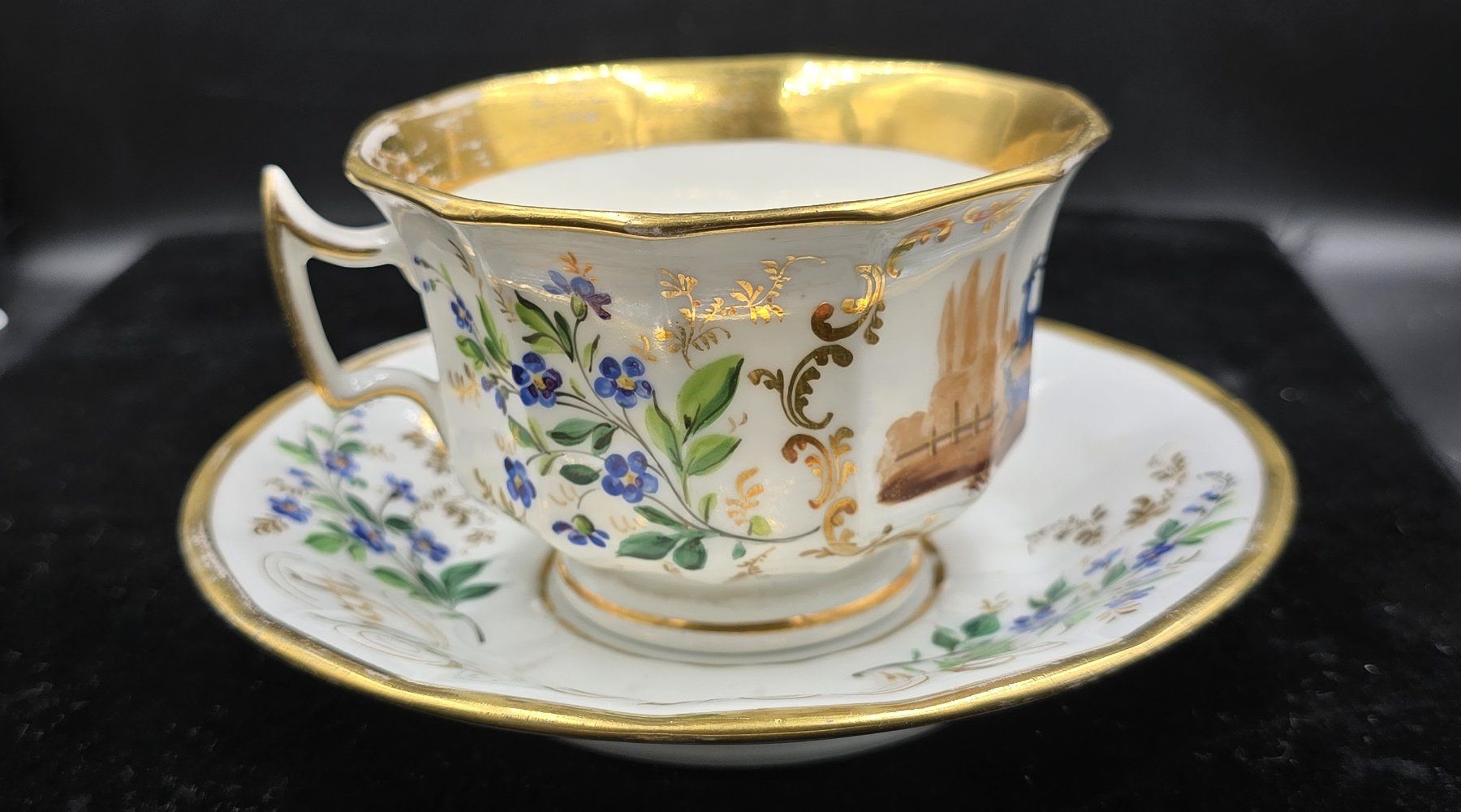 Tasses: 1 Prunktasse mit Gold bemalt – D'occasion à Rorschacherberg par snOOpydOg11 3
