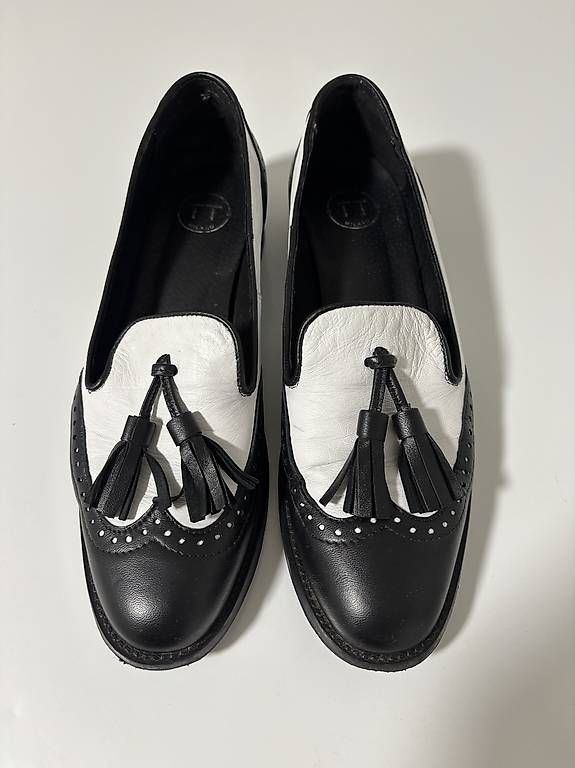 Damenschuhe: Mocassini bicolore in pelle nera e bianca – Gebraucht aus Soazza von afa_r6cx 1