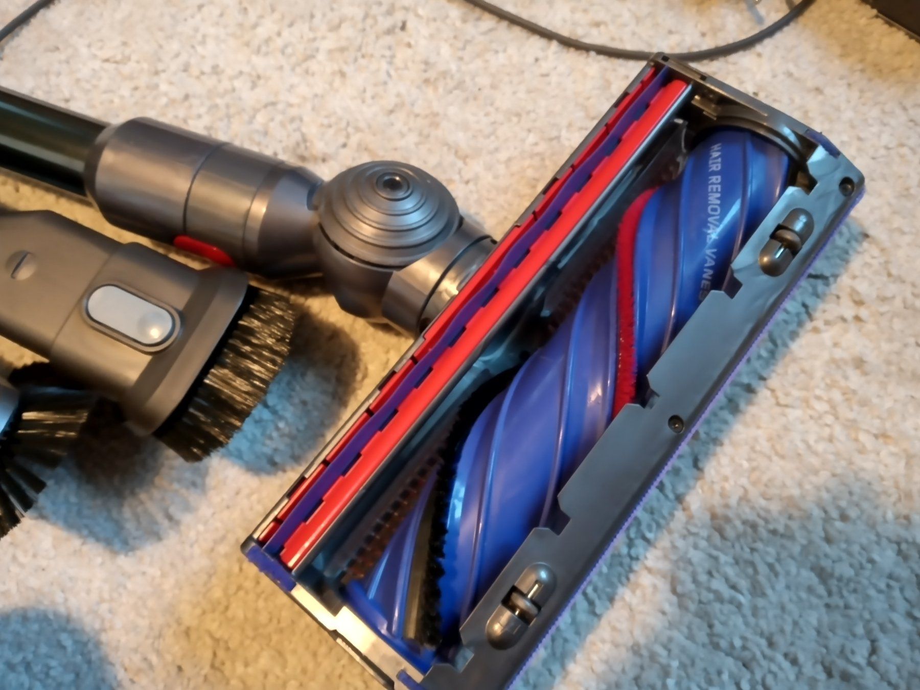 Dyson Aspirapolveri & Accessori: Handstaubsauger Dyson V8 – Usato da Prez-vers-Siviriez venduto da Monija70 7
