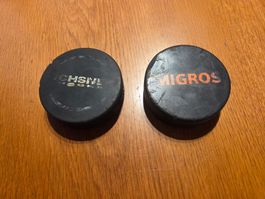 2x Eishockey Puck Ochsner Hockey und Migros