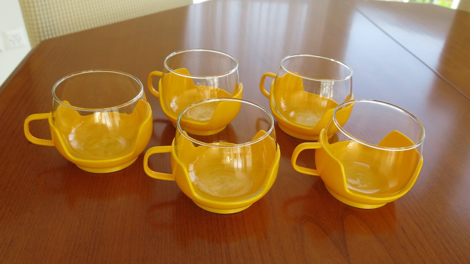 Set di piatti: Original 70ziger Jahre Teetassen – Usato da Lachen SZ venduto da artbyblondangel 1
