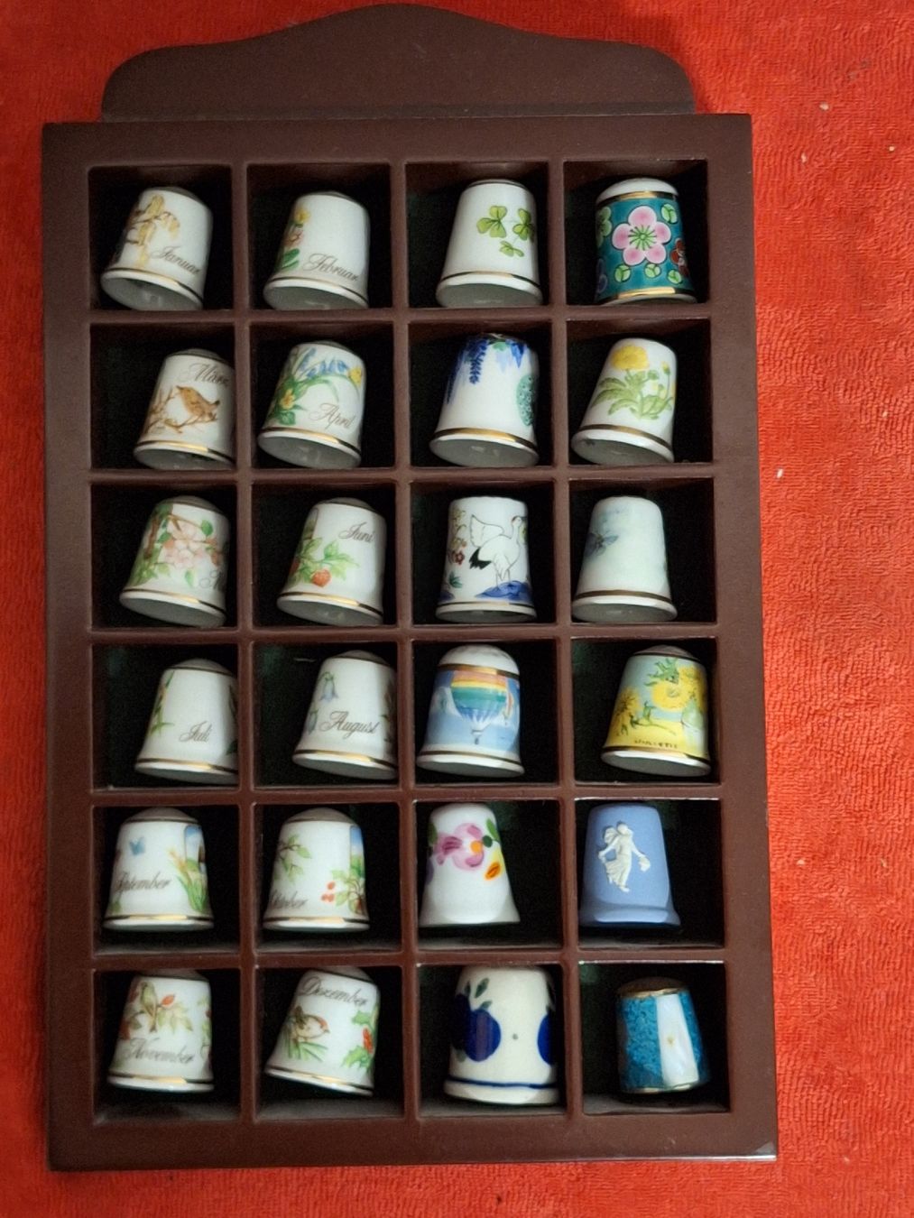 Fingerhüte: Komplette Fingerhut-Sammlung "Monate" mit Vitrine – Gebraucht aus Winterthur von juszku