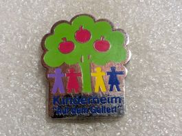 Ansteckpin 242: Kinderheim