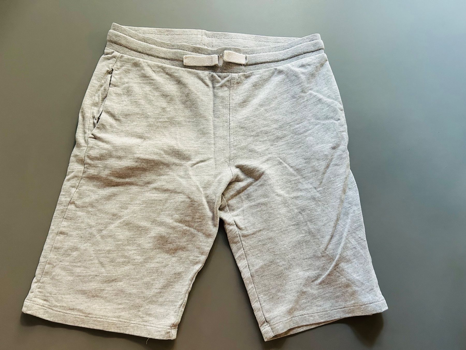Pantaloni: Shorts gris H&M – Usato da Founex venduto da etswang