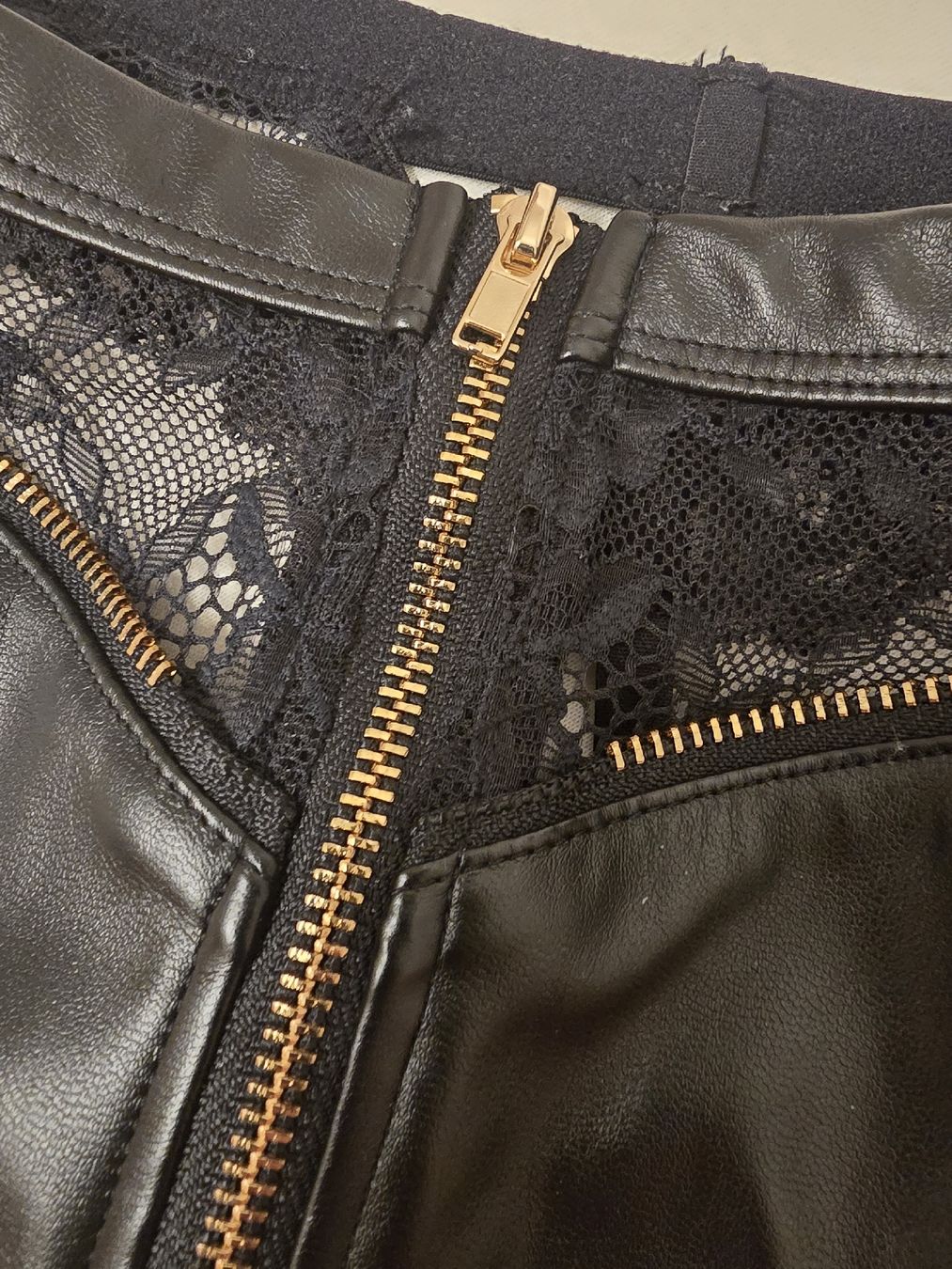 Hunkemöller Altra biancheria intima: String-Tanga Lederoptik Spitze Schwarz Grösse M neu! – Nuovo e nell'imballaggio originale da Laufen venduto da mina-chan