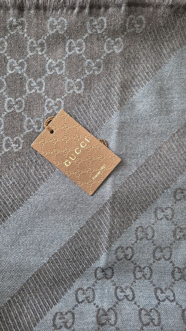 Gucci Foulard & Sciarpe: Gucci écharpe carrée, grande – Usato da Peseux venduto da Les_Lilas 1