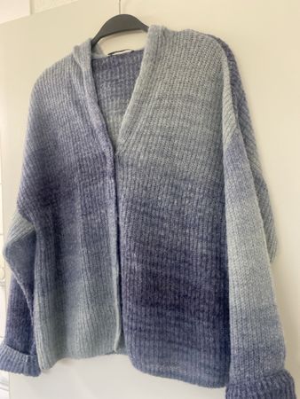 NILE Strickjacke mit Kapuze, Gr. M, Blau/Grau meliert