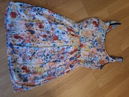 Sommerliches Blumenkleid, Grösse S, ideal für warme Tage!