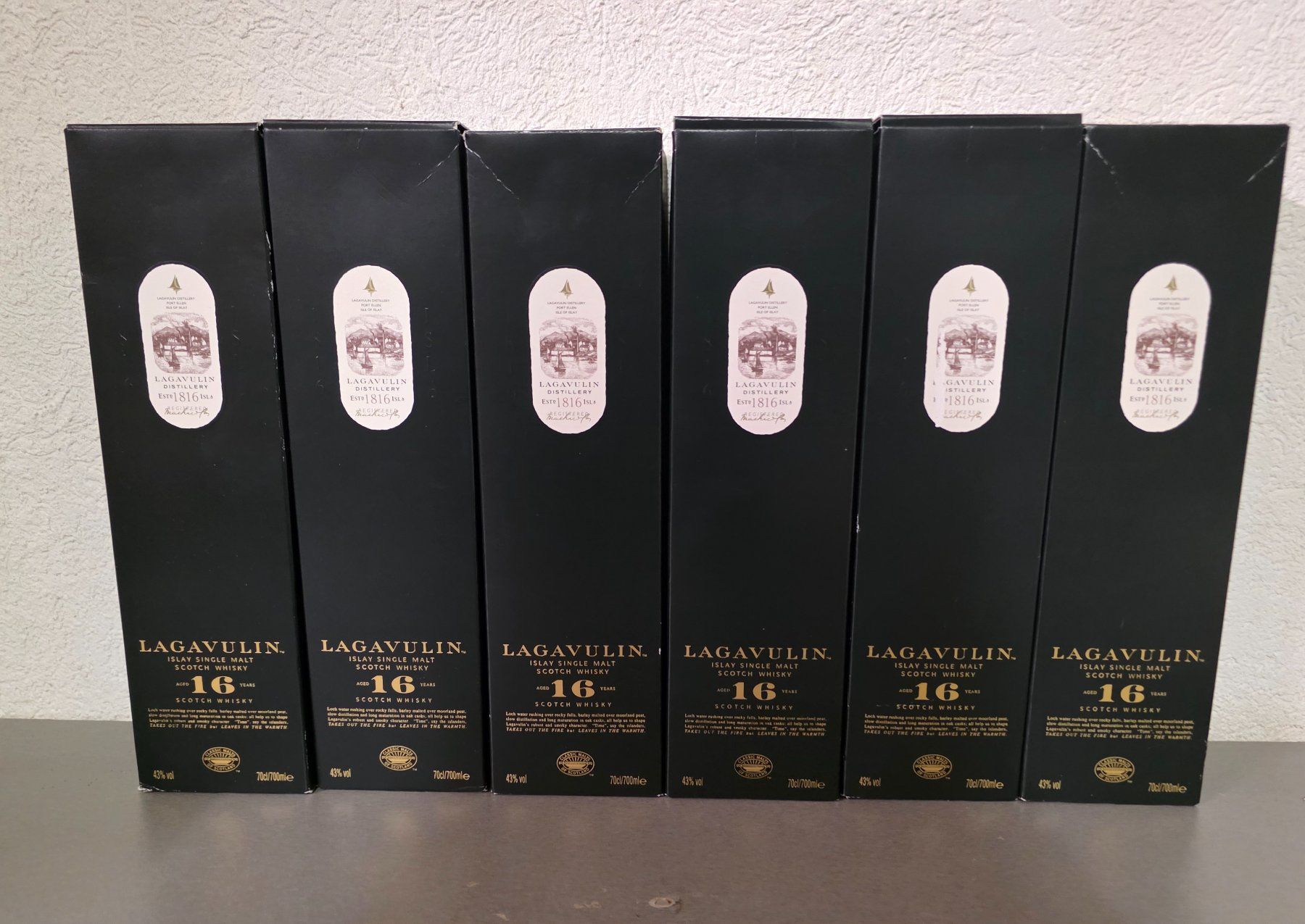 Lagavulin Spirituosen: 6 FLASCHE LAGAVULIN 16YO SINGLE MALT ORGINALVERPACKT – Neu und originalverpackt aus Schönenwerd von 1952kv