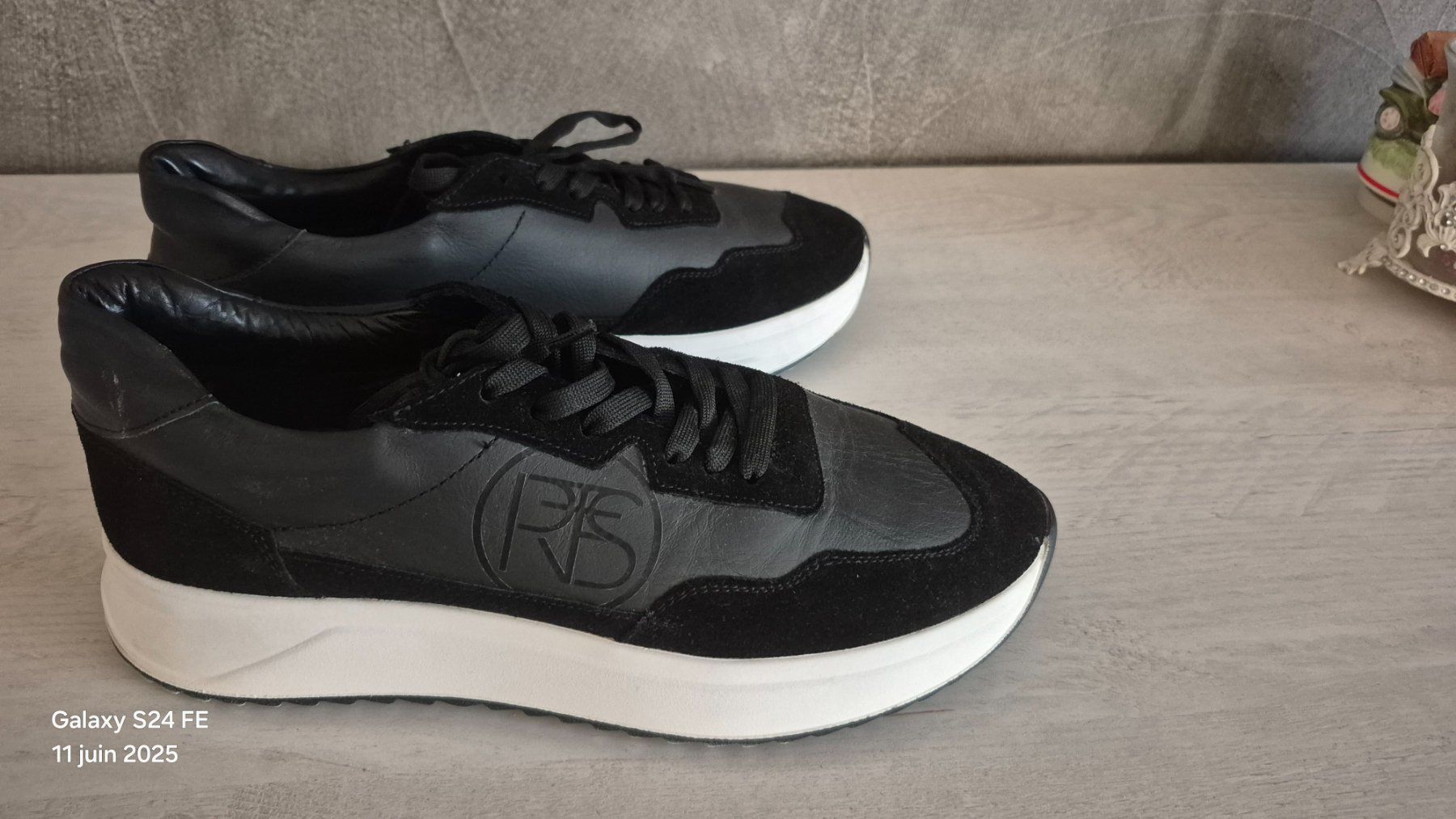 Damenschuhe: Sneakers en cuir noir , pointure 41 – Gebraucht aus Reconvilier von something4you 1