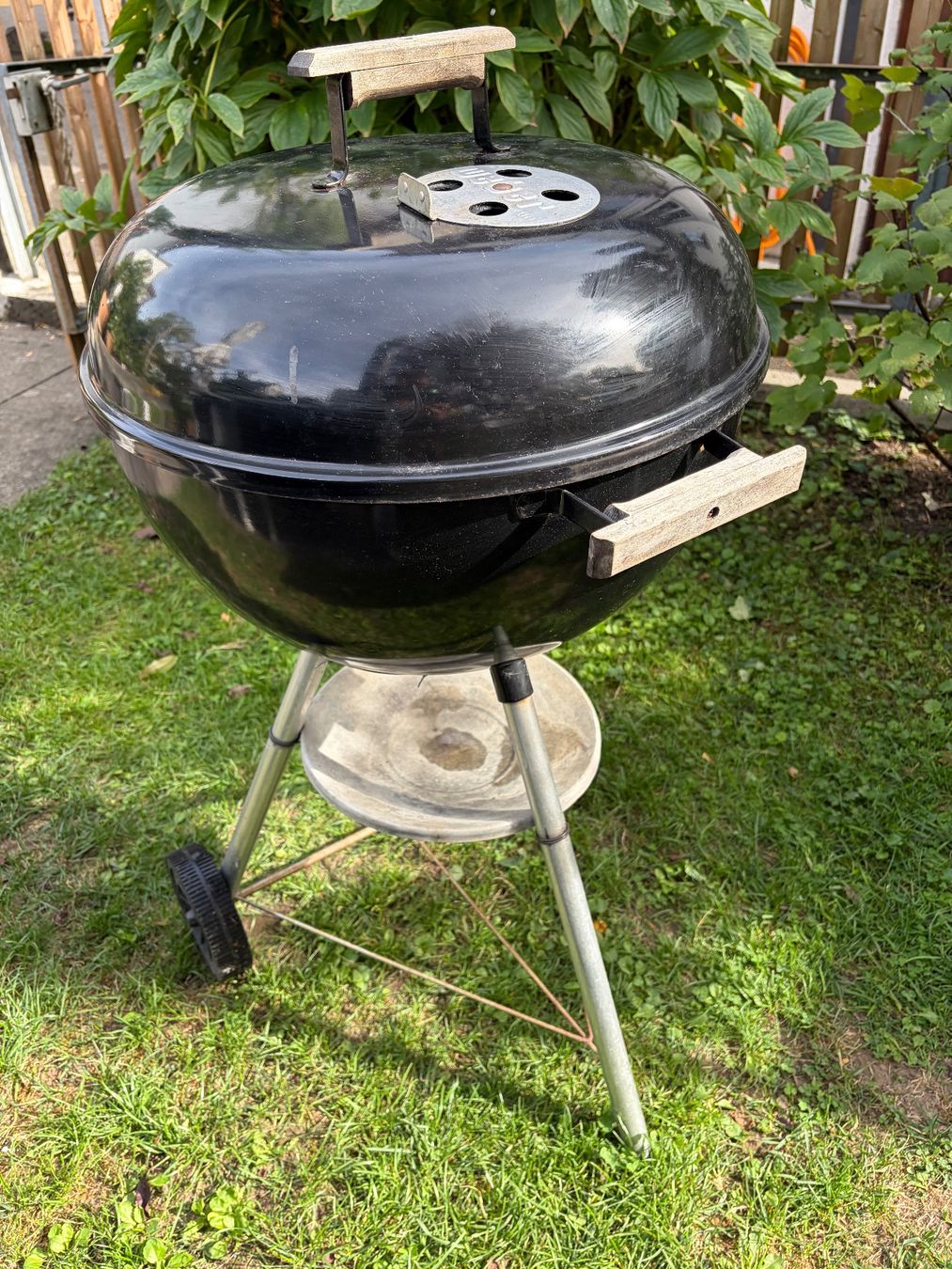 Weber Griglie: Kugelgrill Weber schwarz 47cm Durchmesser – Usato da Erlenbach ZH venduto da simiundstephan 1