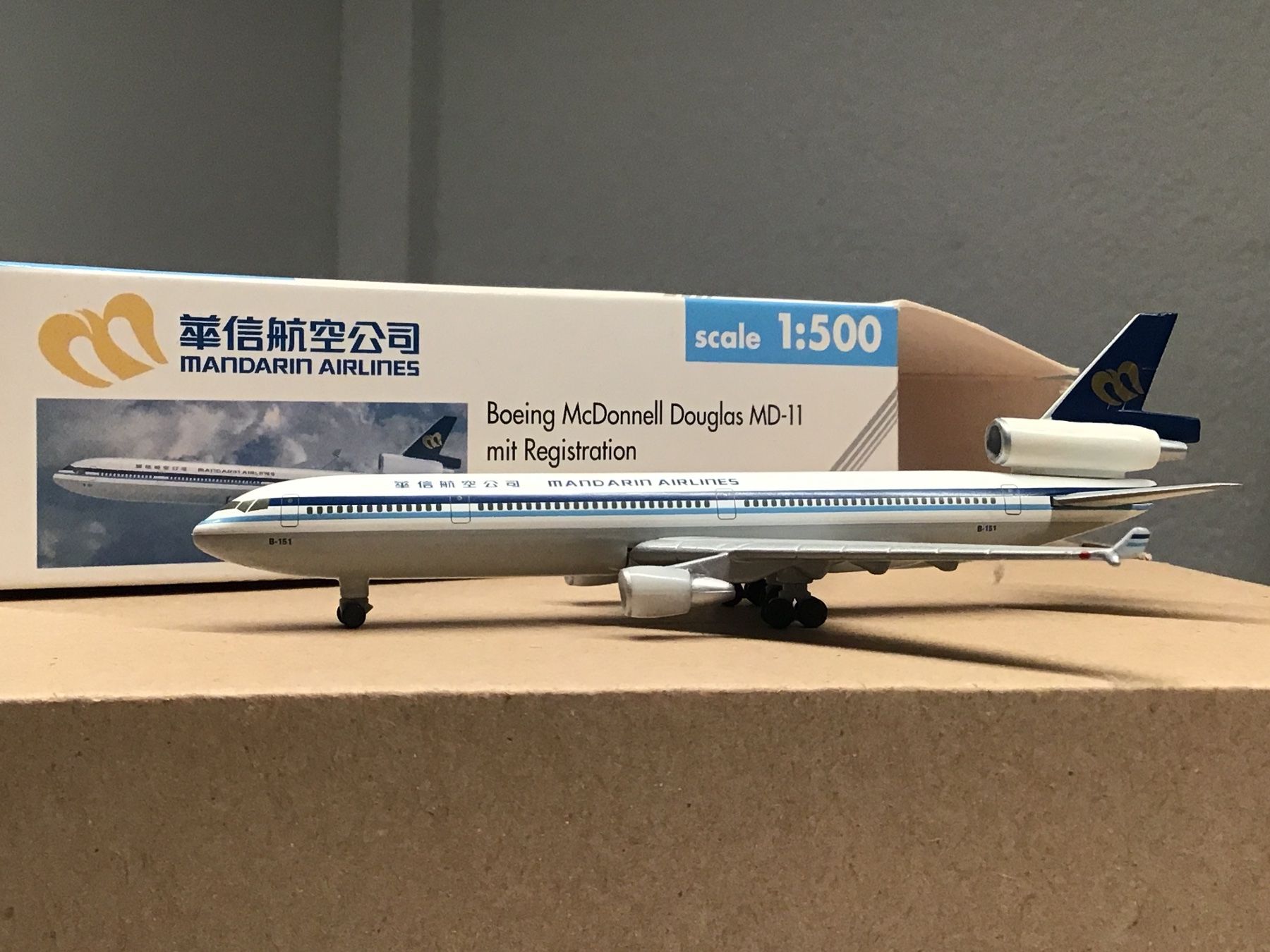 McDonnell Douglas Kit di modellismo & Modellini statici: Modellflugzeug Mandarin Airlines MD-11 mit Box – Nuovo (secondo la descrizione) da Männedorf venduto da Spezial-Modelle