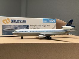 Modellflugzeug Mandarin Airlines MD-11 mit Box