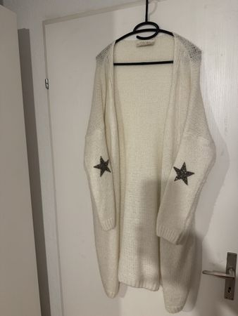 Weisse Strickjacke mit Sternen