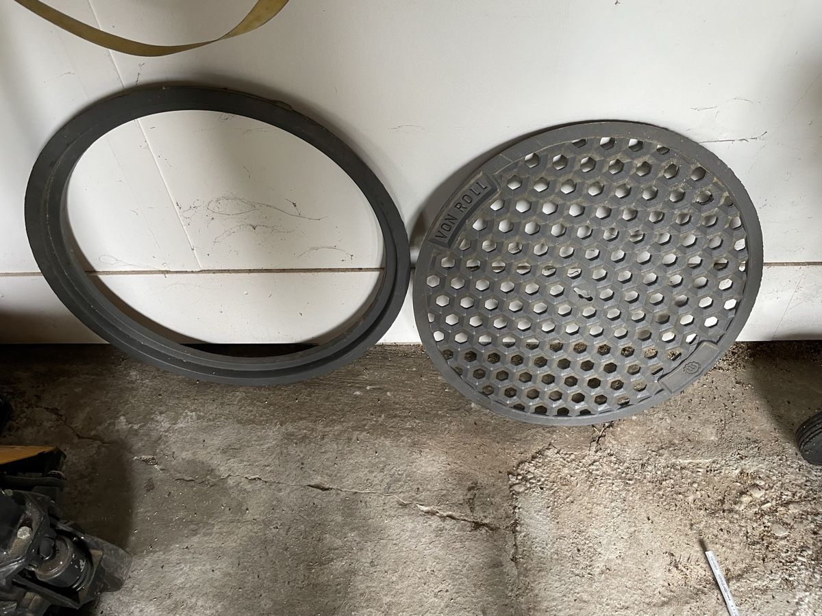 Gitter & Roste: Schachtdeckel inkl. Ring – Gebraucht aus Lüsslingen von Mimaga
