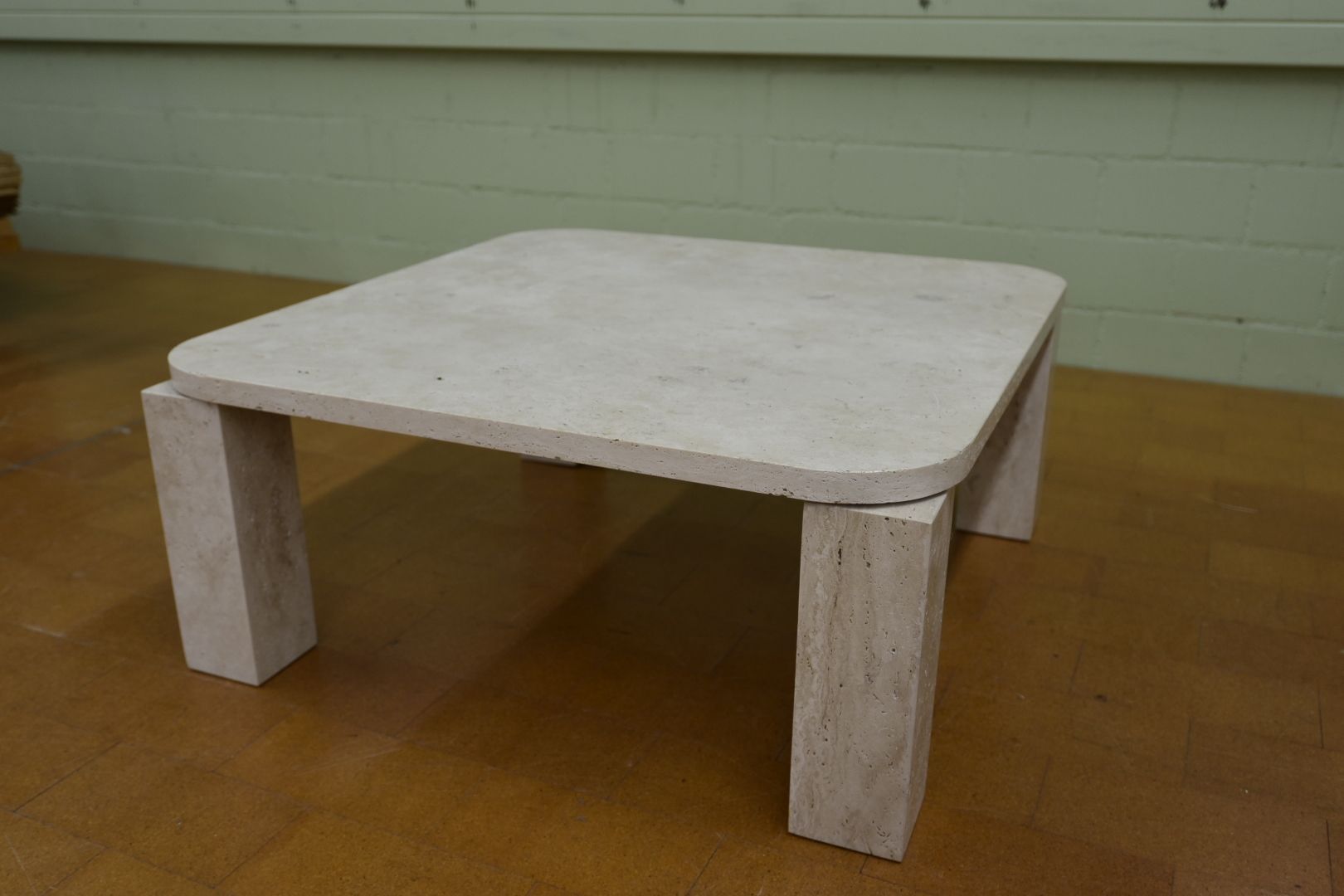 Tavoli: Designer Couchtisch Modell Atlas Travertin von New Works – Usato da Lichtensteig venduto da Polsterwerk