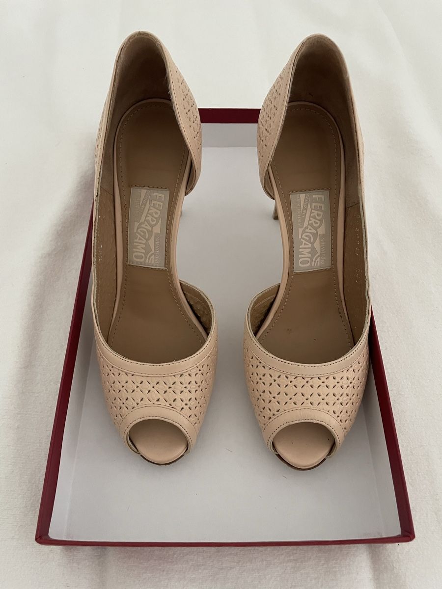 Salvatore Ferragamo Scarpe da donna: Salvatore Ferragamo - Pumps beige – Nuovo (secondo la descrizione) da Bänk (Dägerlen) venduto da Wicki23
