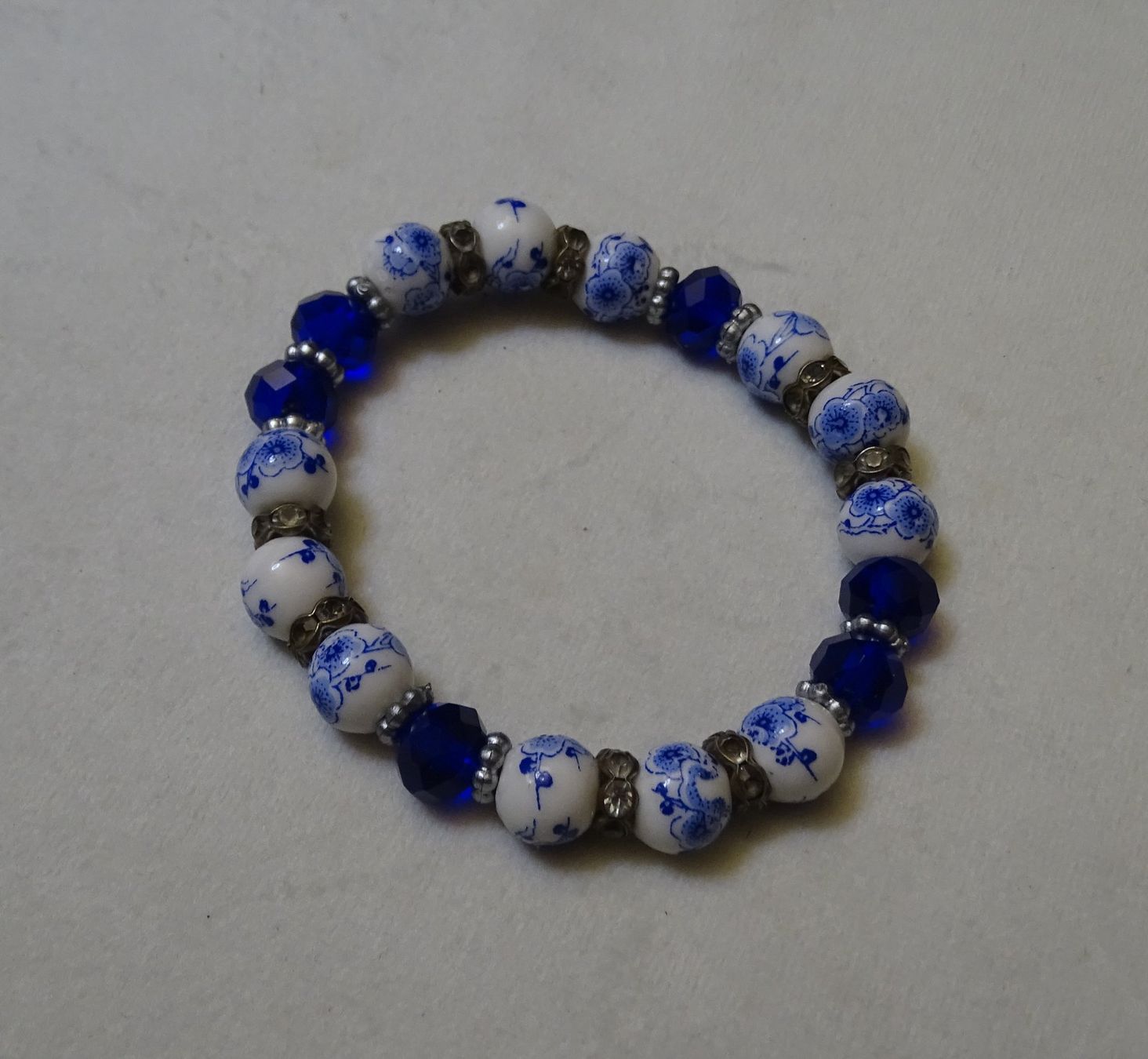 Bracciali & Braccialetti: ***TOP*** Armperlenkette Weiss-Blau Muster***TOP*** – Usato da Zofingen venduto da Felix459 1