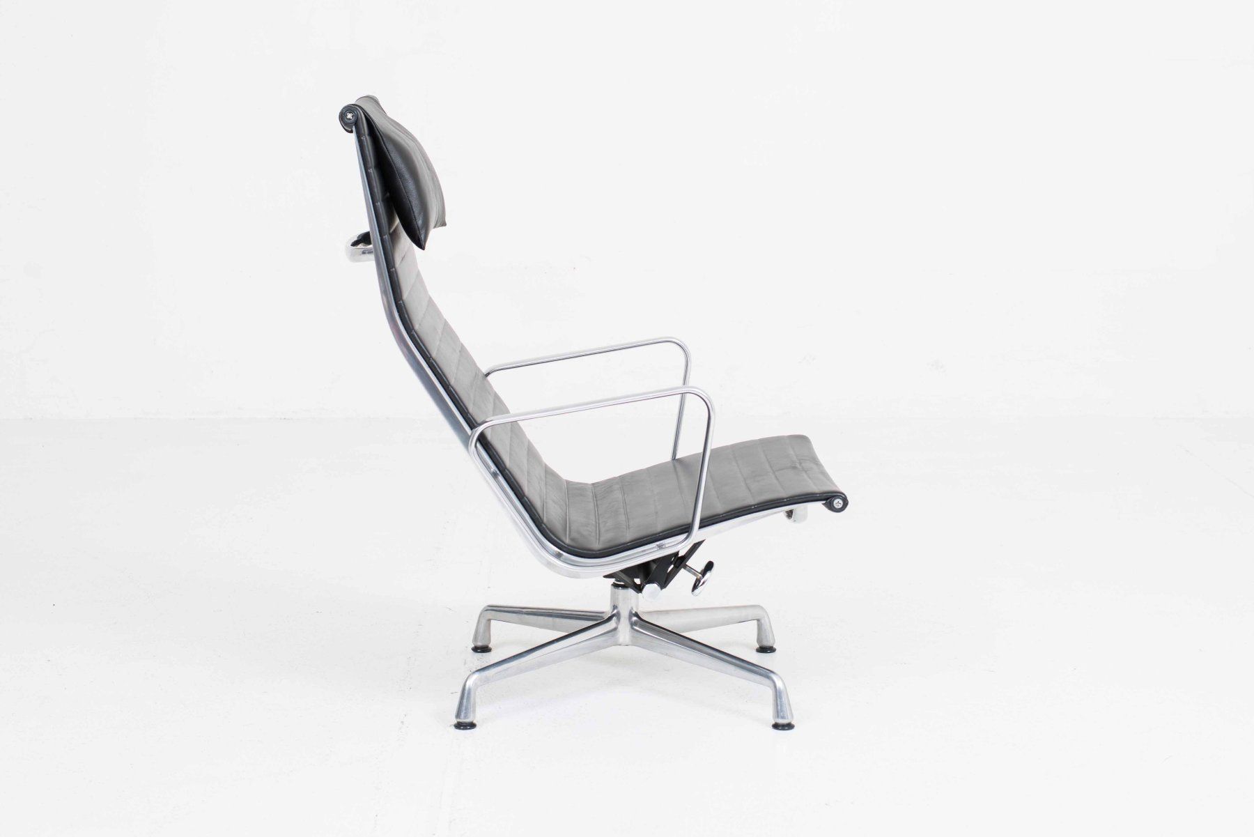 Vitra Poltrone: Vitra EA 124 Sessel von Charles & Ray Eames - Leder Schwarz – Usato da Zürich venduto da STUZH38 1