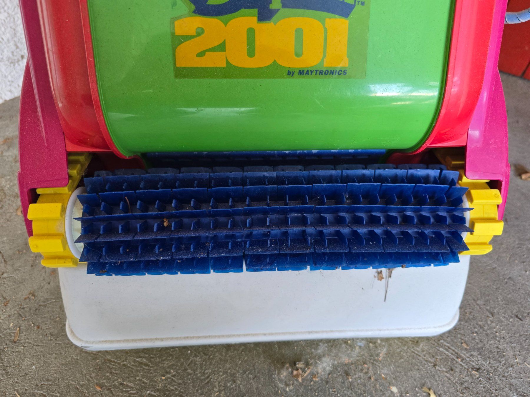 Dolphin Accessori per Piscine: Dolphin 2001 Schwimmbad Reinigungsroboter – Usato da Henau venduto da tbu_prl7 1