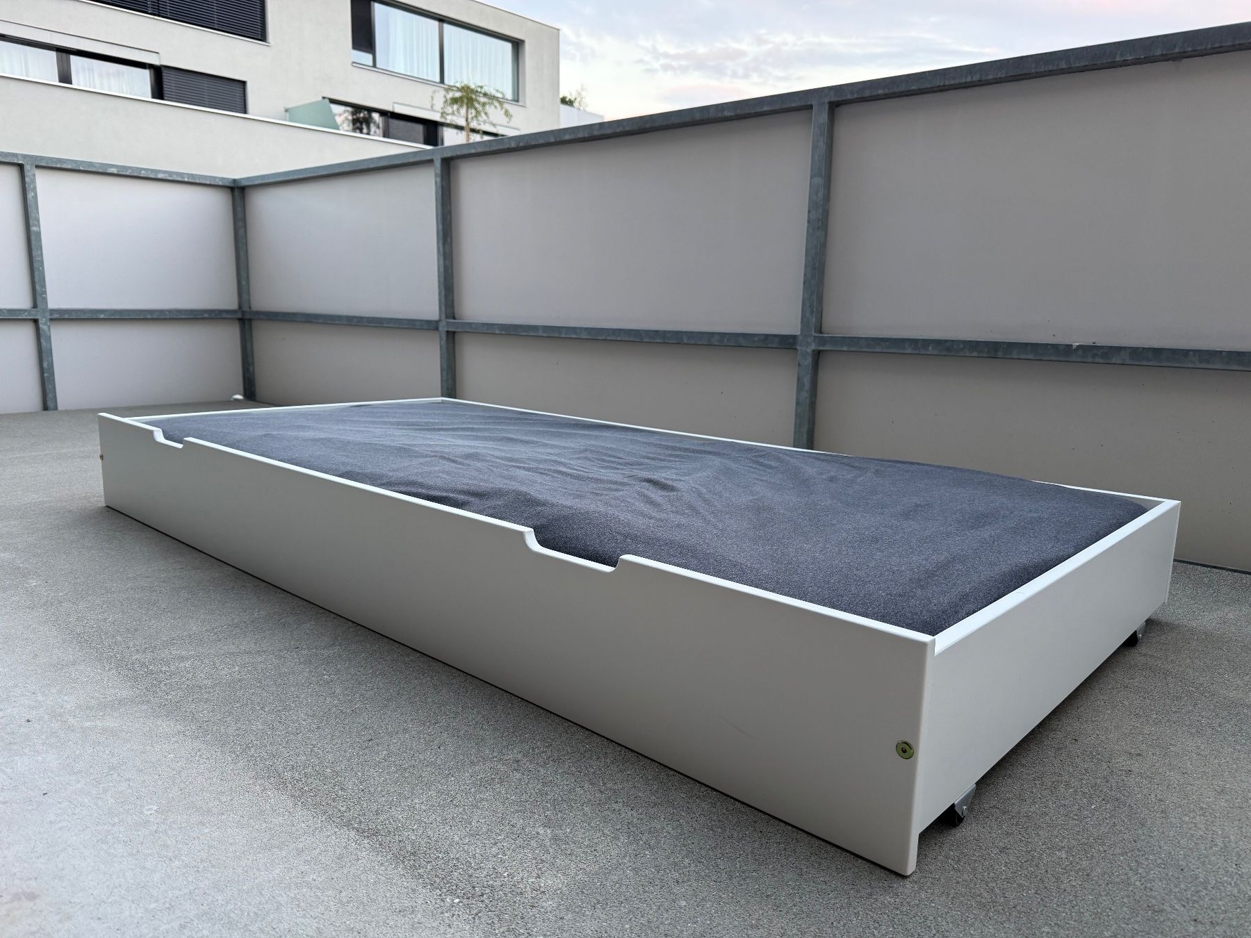 Betten: Kinderbett mit Rollen weiss 90x190cm – Neu (gemäss Beschreibung) aus Balgach von hub_kqm9