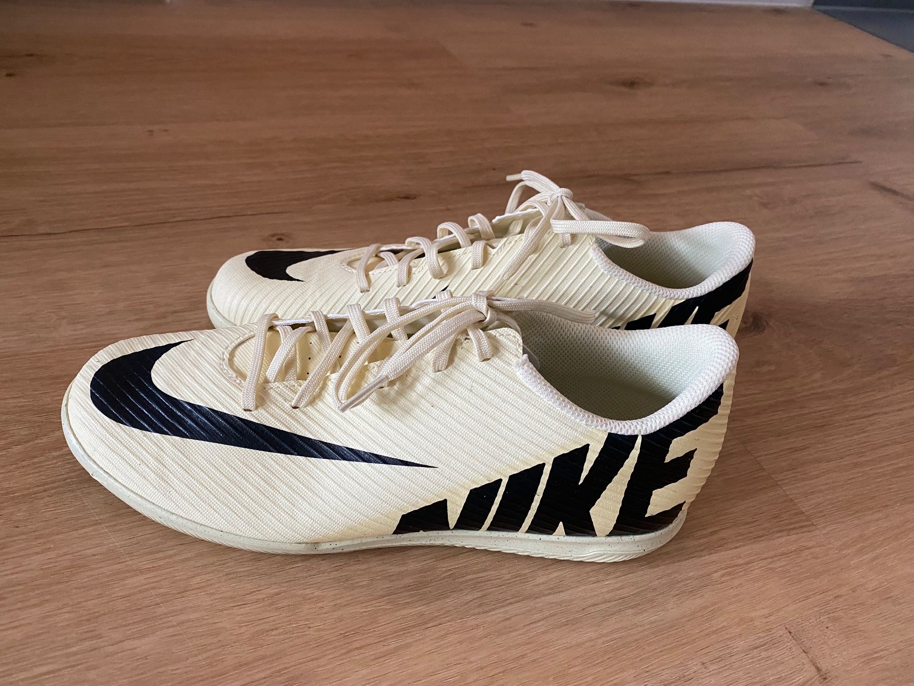 Nike Schuhe für Jungen: Fussballschuhe – Gebraucht aus Dällikon von jambod