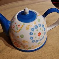 Charmante Teekanne mit floralem Muster