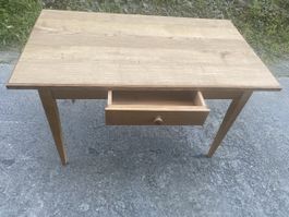 Holztisch mit Schublade in gutem Zustand