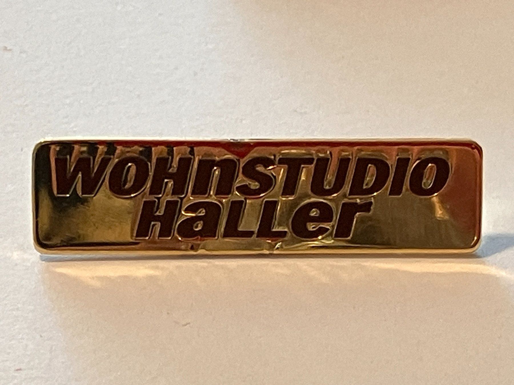 Placchette & Badge: 1 Pin Wohnstudio Haller – Usato da Basel venduto da djwwpp