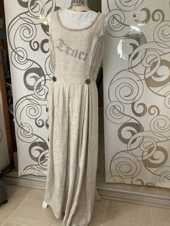 Schönes massives Leinenkleid