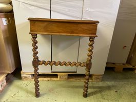 spezielle Wandkonsole aus Holz