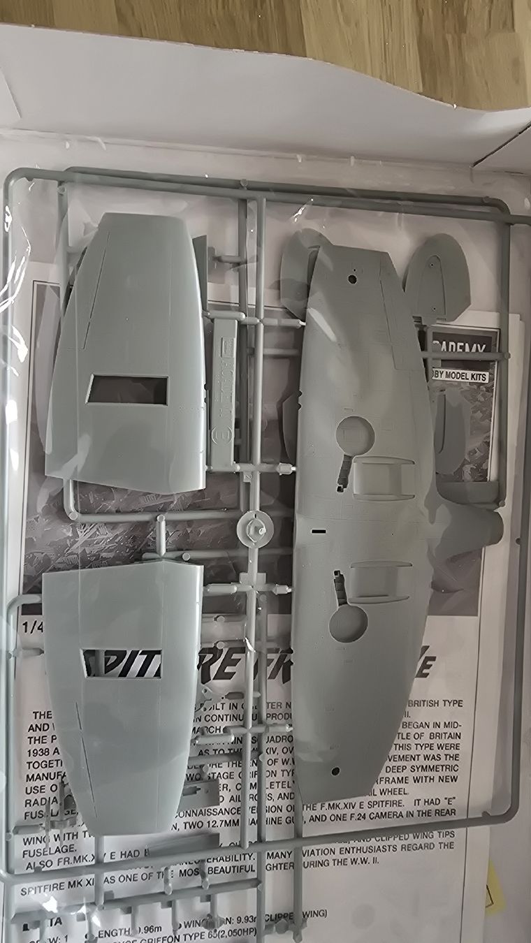 Academy Modellbausätze & Standmodelle: Modellbausatz Spitfire FR.Mk.IXE Academy 1/48 gebraucht – Neu und originalverpackt aus Balsthal von cri_8tqn 3