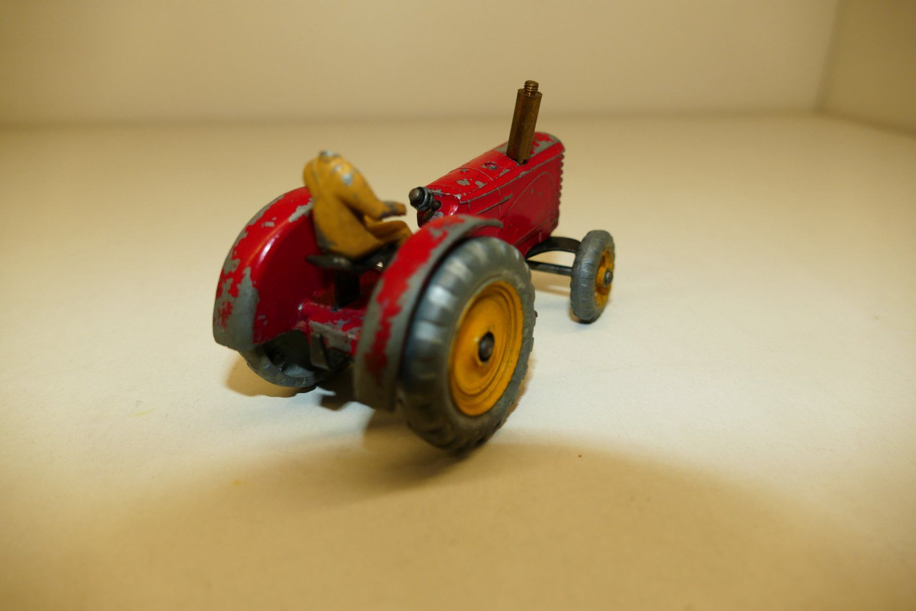 Dinky Toys Modellini d'auto: Dinky Toys: Massey Harris Tractor – Usato da Niederhasli venduto da rail-duerst 2