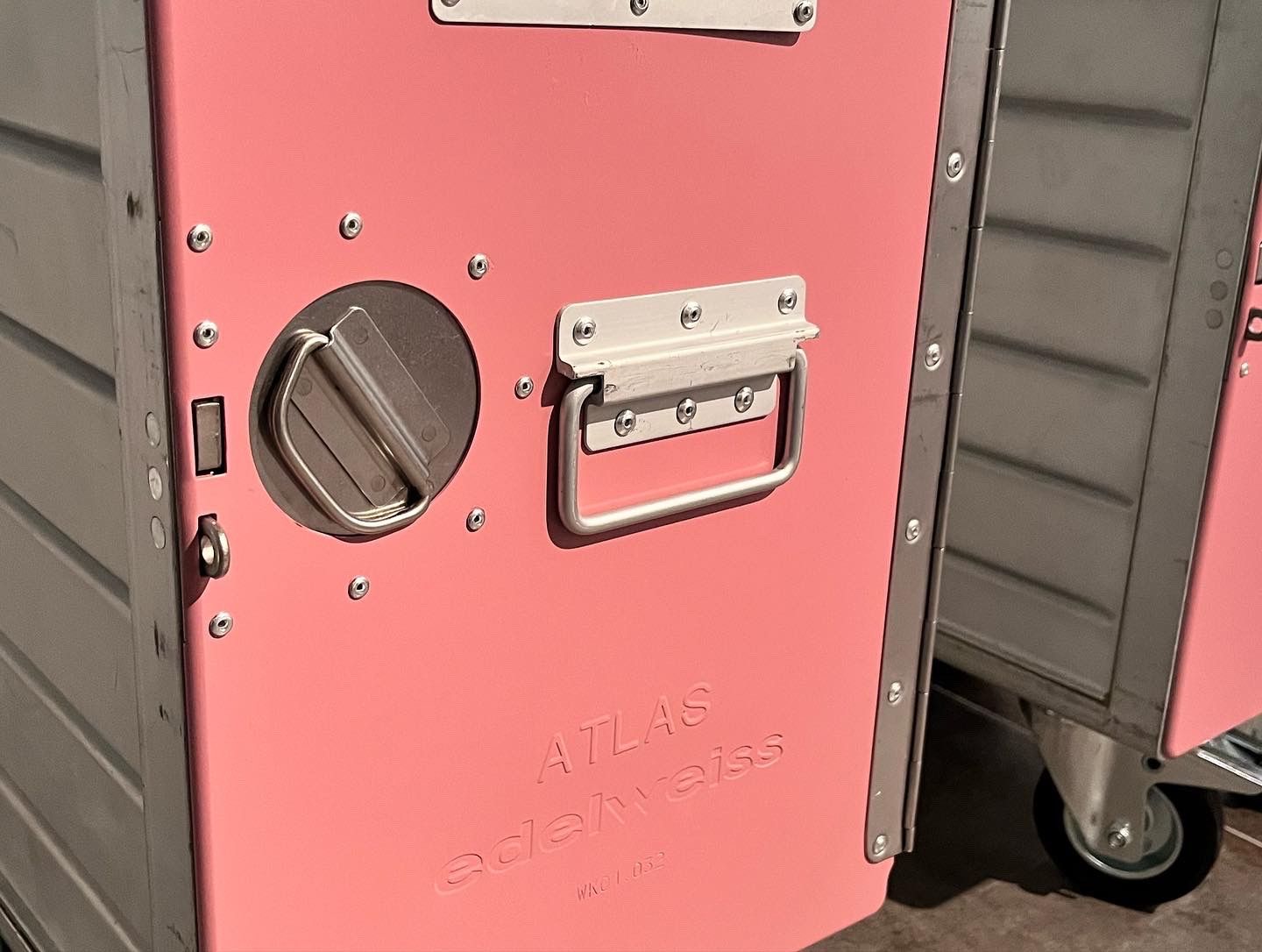 Altro in Aeronautica: Edelweiss Flugzeugtrolley Kommode – Usato da Fruthwilen venduto da bodensee_manufaktur 1